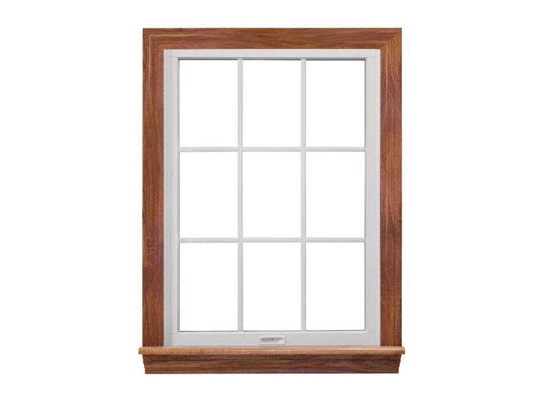 Białe okno z drewnianym obramowaniem